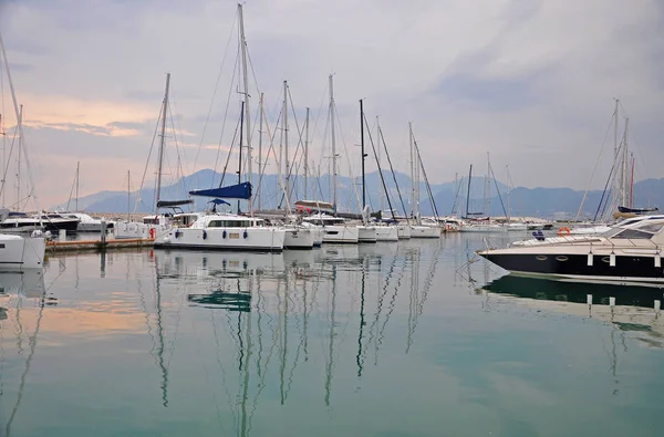 Puerto deportivo nocturno en Salerno — Foto de Stock