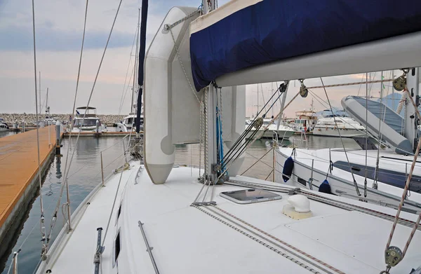 Yacht sullo sfondo della Marina di Salerno — Foto Stock