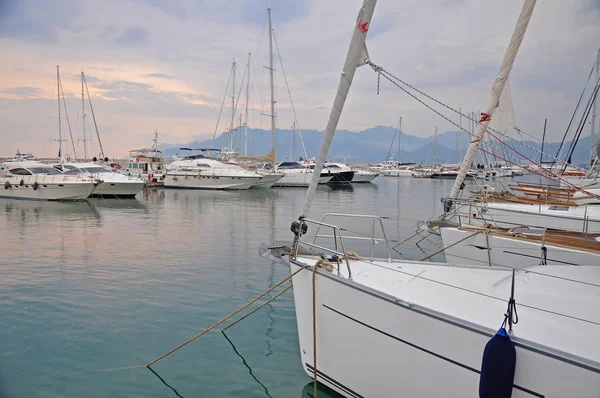 Este marina Salerno hegyek a háttérben — Stock Fotó