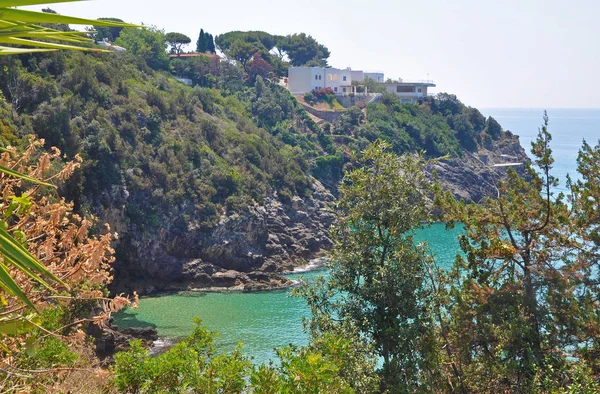 Lagoon with green water surrounded by cliffs — Stock Photo, Image