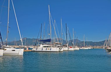 Salerno Marina beyaz Yatlar ile güneşli sabah