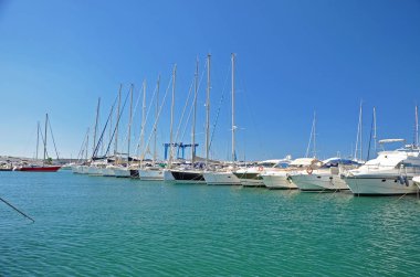 Salerno Marina beyaz Yatlar ile güneşli sabah