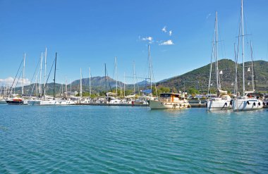 Salerno Marina beyaz Yatlar ile güneşli sabah