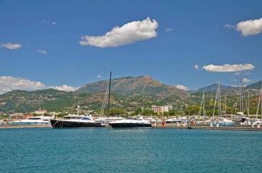 Salerno Marina beyaz Yatlar ile güneşli sabah