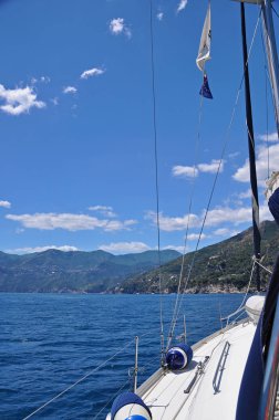 Deniz ve Amalfi coast bembeyaz yatta üzerinden görüntülemek