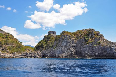 C Amalfi kıyısında denizden ve eski kule görünümünü