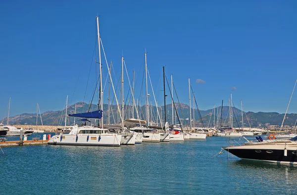 Mañana soleada en el puerto deportivo de Salerno con yates blancos — Foto de Stock