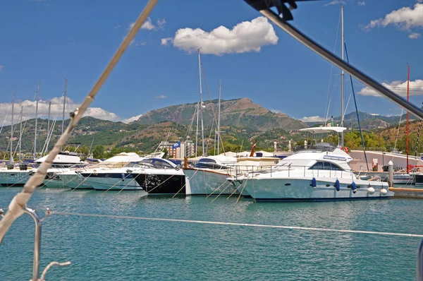 La vista desde el yate - Mañana soleada en el puerto deportivo de Salerno —  Fotos de Stock