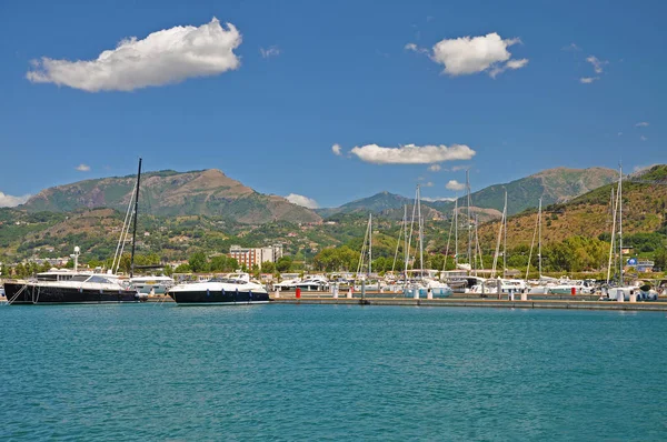 Vistas de las montañas y el puerto deportivo en Salerno claro día soleado — Foto de Stock