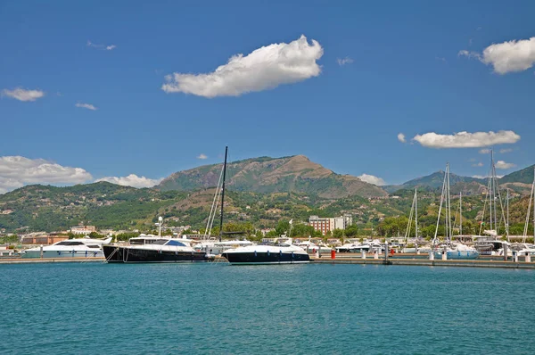 Mañana soleada en el puerto deportivo de Salerno con yates blancos —  Fotos de Stock