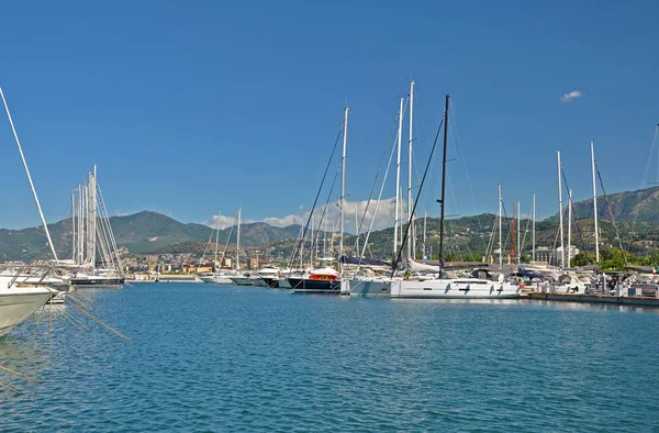 Sonniger Morgen in der Marina von Salerno mit weißen Yachten — Stockfoto