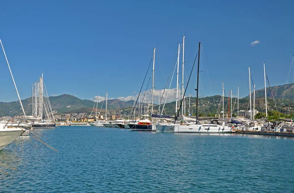 Salerno Marina beyaz Yatlar ile güneşli sabah