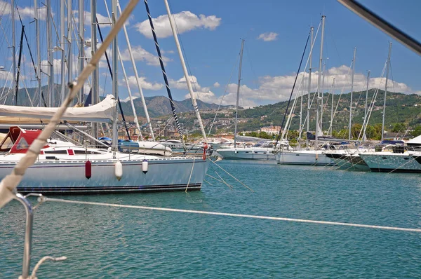 Yat - görünümünden güneşli sabah Salerno Marina