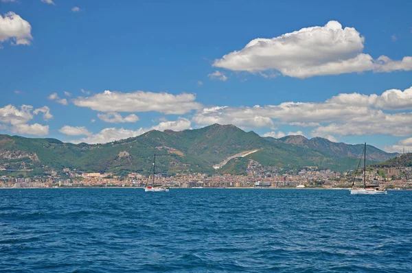 Vista de Salerno desde el mar — Foto de Stock