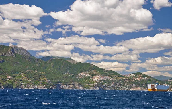 Die Arten der Halbinsel von Sorrent aus dem Meer und ein Segel c — Stockfoto