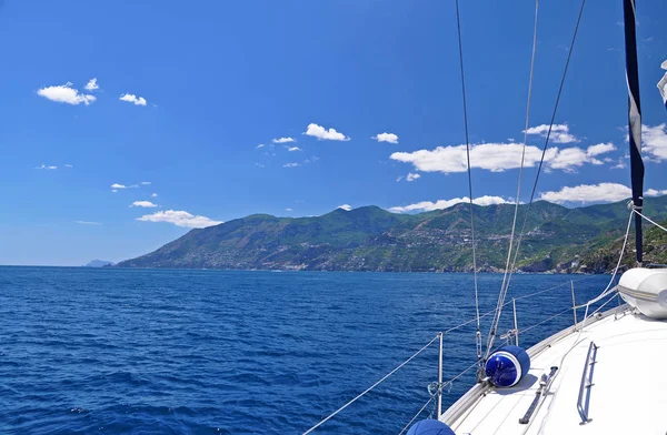 Vista desde el yate blanco como la nieve en el mar y la costa de Amalfi — Foto de Stock