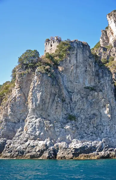 Pohled na pobřeží Amalfi od moře a a staré věže na t — Stock fotografie