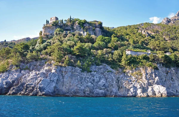 Utsikt över Amalfikusten från havet och och det gamla tornet på t — Stockfoto