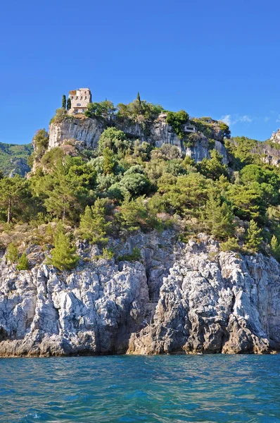 Vista de la costa de Amalfi desde el mar y la antigua torre en t — Foto de Stock