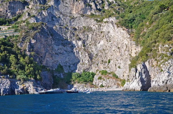 Playa salvaje en los acantilados de la costa de Amalfi — Foto de Stock