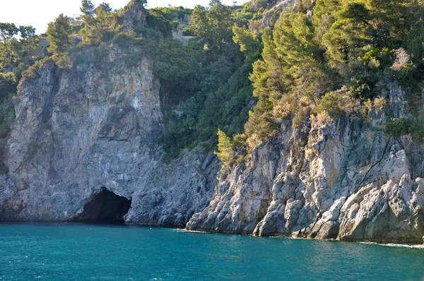 Tajemné jeskyně v útesech amalfského pobřeží — Stock fotografie