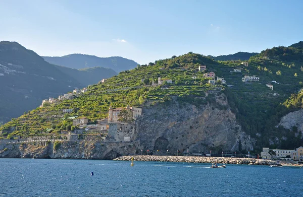 Wielopoziomowe osada na klifach wybrzeża Amalfi — Zdjęcie stockowe