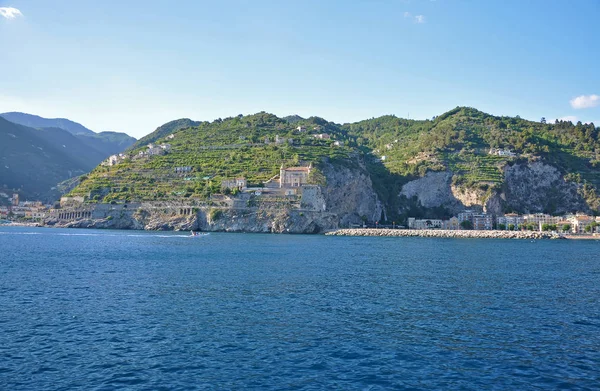 Multilevel bosättningen på klipporna vid Amalfikusten — Stockfoto