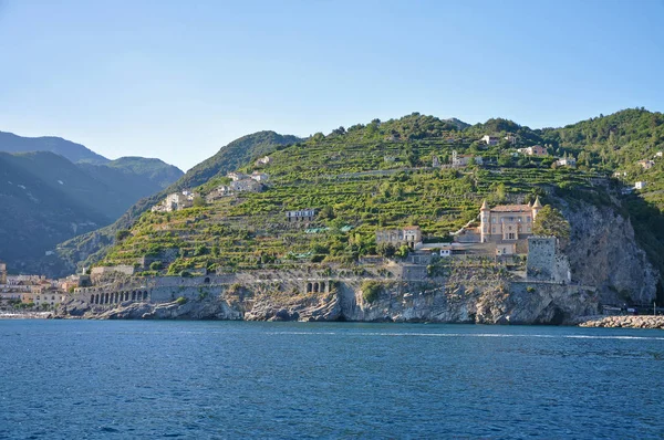Wielopoziomowe osada na klifach wybrzeża Amalfi i beau — Zdjęcie stockowe