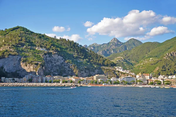 Ciudad multinivel en los acantilados de la costa de Amalfi —  Fotos de Stock