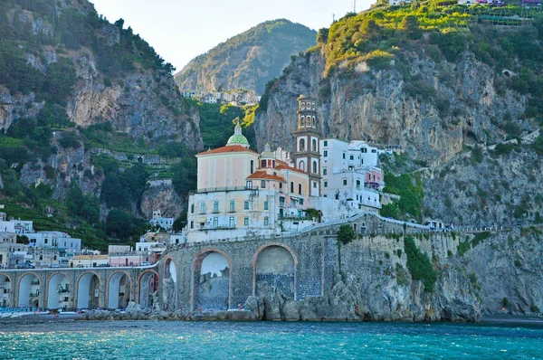 La acogedora ciudad de la costa de Amalfi Atrani — Foto de Stock