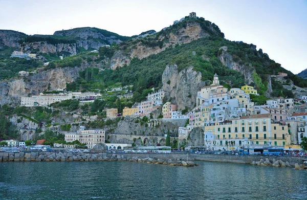 Amalfi es una ciudad italiana, la estrella de la costa de Amalfi — Foto de Stock