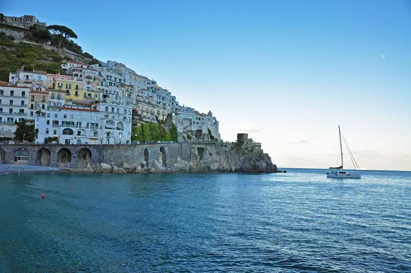 Amalfi es una ciudad italiana, la estrella de la costa de Amalfi y — Foto de Stock