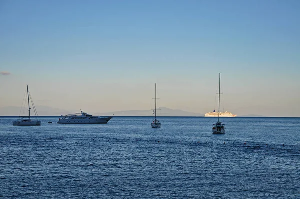 Mar nocturno, barcos y yates — Foto de Stock