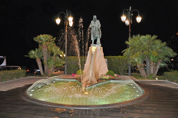 Çeşme gece tarafından Amalfi iskele üzerinde
