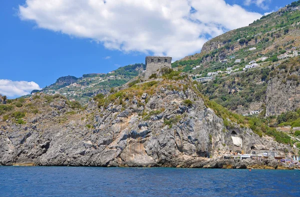 Utsikt över Amalfikusten från havet och det gamla tornet på c — Stockfoto