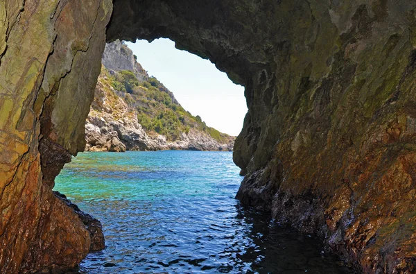 Grotta verde con pareti colorate e acqua color smeraldo — Foto Stock