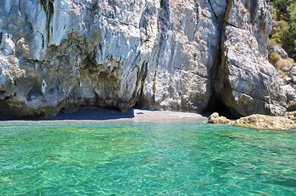 Playa salvaje con agua esmeralda en la costa de Amalfi — Foto de Stock
