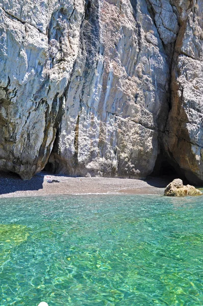 Amalfi Coast zümrüt su ile vahşi beach