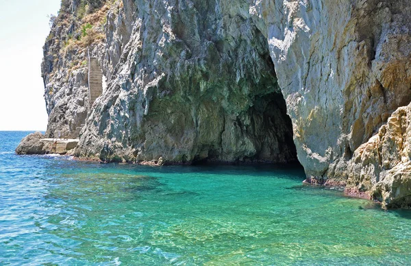 Ingresso alla Grotta Verde con pareti colorate e smeraldo wa — Foto Stock