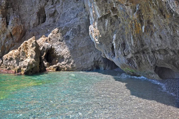 Spiaggia selvaggia con acqua color smeraldo sulla Costiera Amalfitana — Foto Stock