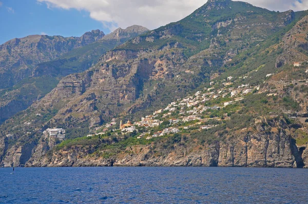 Wielopoziomowe miast na klifach wybrzeża Amalfi — Zdjęcie stockowe