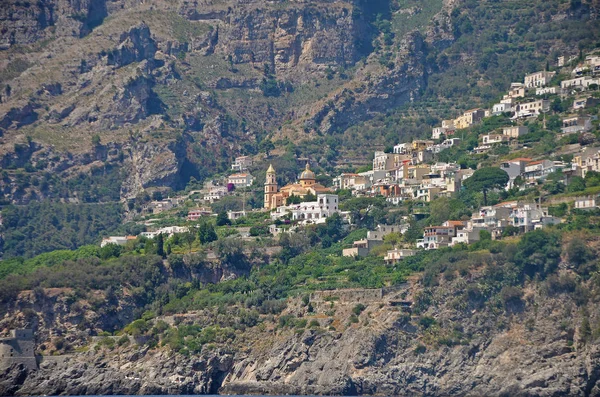 Ciudades multinivel en los acantilados de la costa de Amalfi —  Fotos de Stock