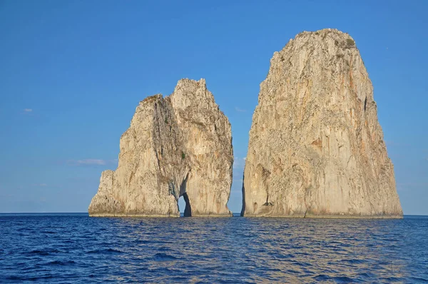 Capri Adası yakınında kayalar