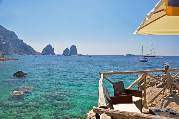 Spiaggia insolita con acque turchesi sull'isola di Capri — Foto Stock