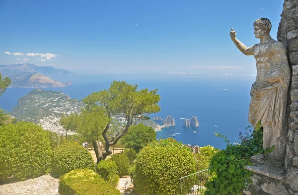 Capri ve bir lagün ve eski bakan Panoraması