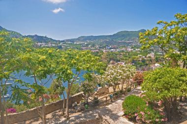 Aragonca kalenin teraslarında görünümünden Ischia Isl üzerinde