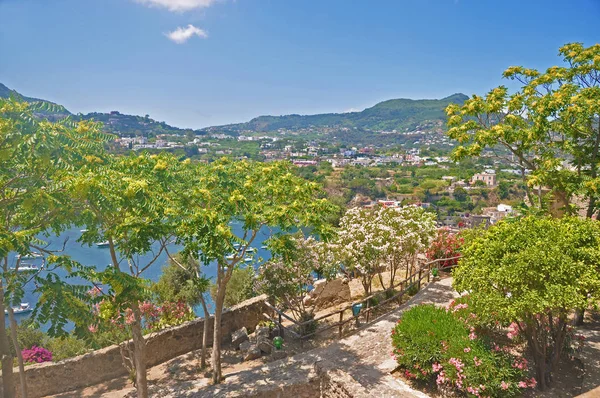 Aragonca kalenin teraslarında görünümünden Ischia Isl üzerinde