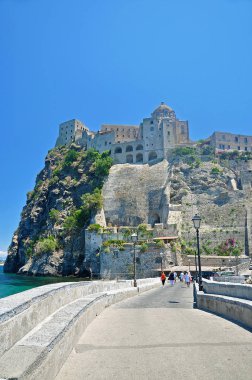 Mavi gökyüzü arka plan üzerinde bir uçurumun üzerinde Aragonca kale