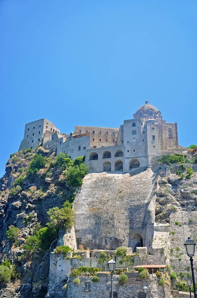 Κάστρο Aragonese πάνω σε ένα βράχο στο φόντο του μπλε του ουρανού — Φωτογραφία Αρχείου