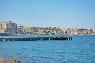 Şehir ve bir küçük işlemek görünümünü Ischia Adası